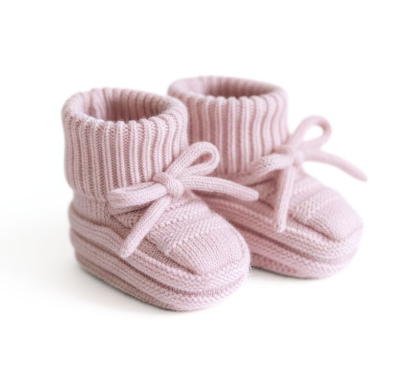 Merinoull strikkede støvrosa babybooties 
