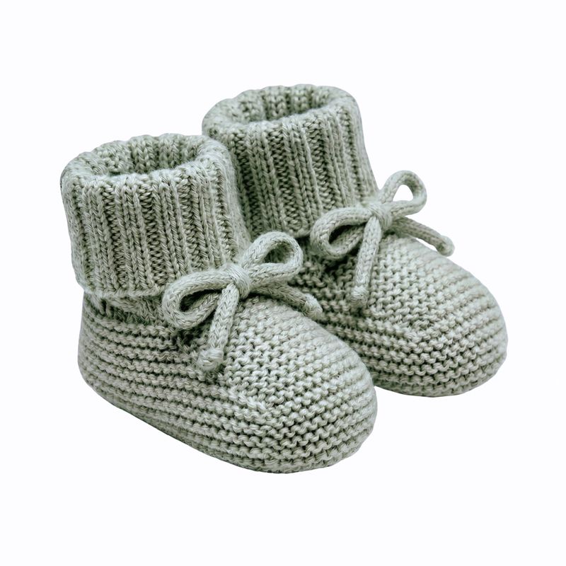 Ellie strikkede babybooties i bomull i fargen støvgrønn