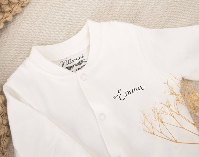Personlig baby pysjamas med navn - variant for korte navn