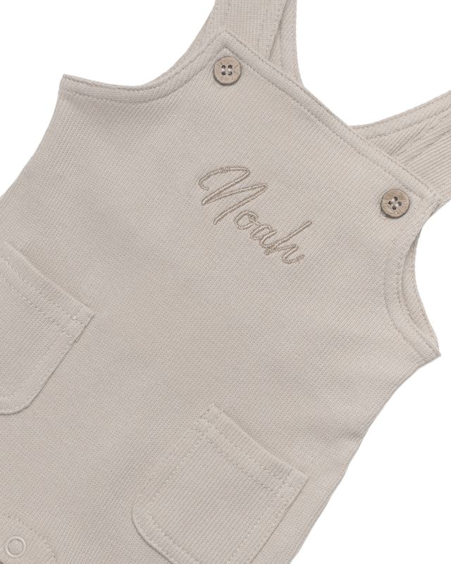 Overall med brodert navn i varm sand - ribbet økologisk bomull