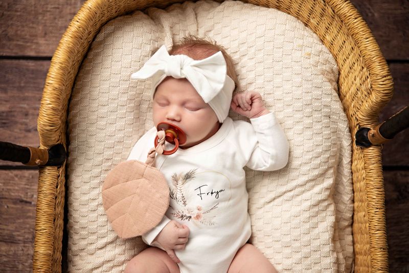 Offwhite økologisk omslagsbody med navn - boho blomsterprint