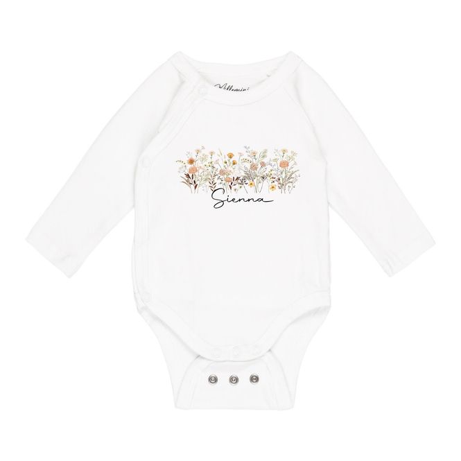 Hovedbilde Omslagsbody med navn i blomstereng