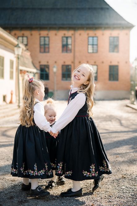 Hovedbilde Millemini brodert festdrakt til jente i ull 